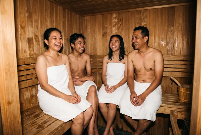 Keluarga empat orang di sauna 2×2 m — pas dan hangat