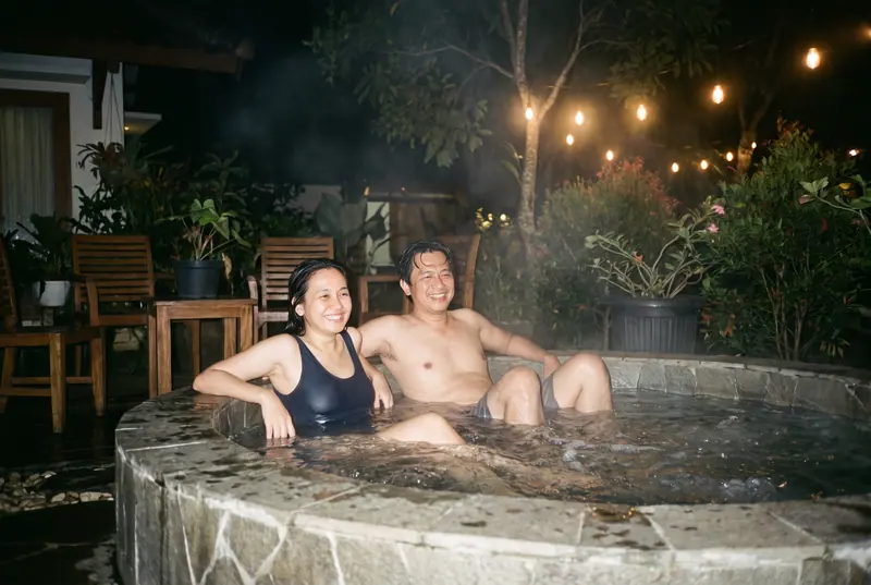 Jacuzzi jam sembilan malam, lampu taman menyala